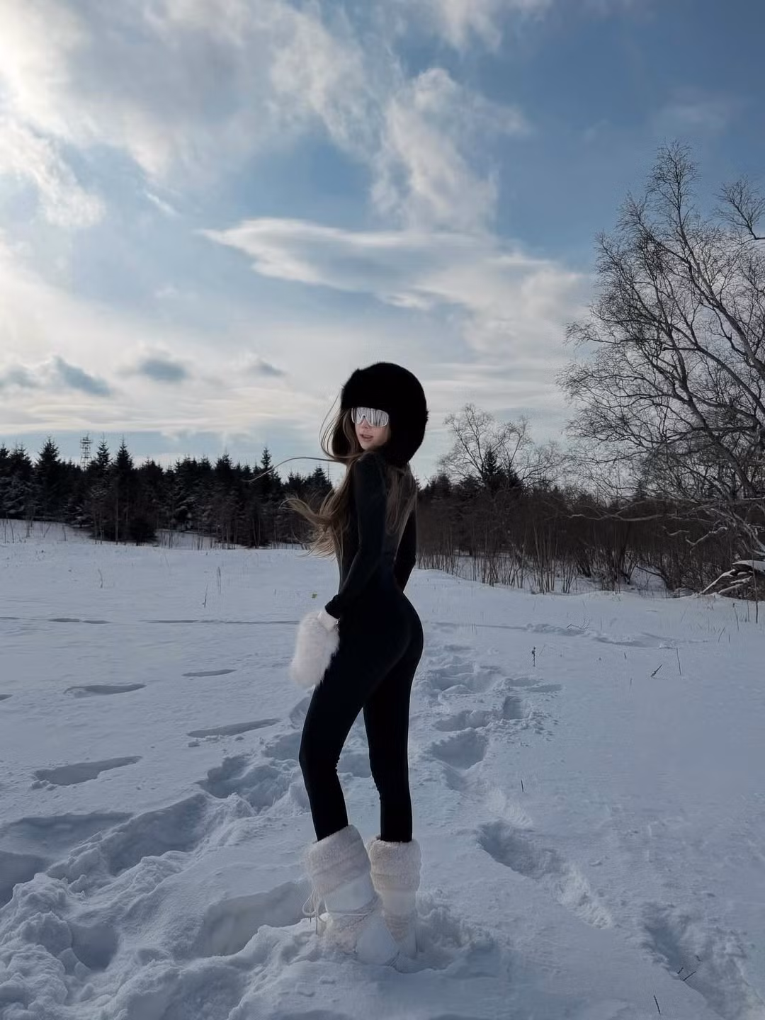 Trần Linh Hương còn cho thấy sự biến hóa linh hoạt, trong bộ đồ Skinny đen giữa rừng thông tuyết, cô trông như một nữ chiến binh mùa đông đầy bí ẩn. (Ảnh: IGNV)