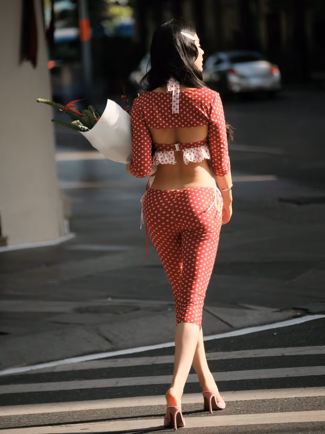 Đặc biệt, chi tiết hở lưng phía sau giúp cô nàng khoe khéo tấm lưng trần nuột nà khiến người nhìn khó rời mắt. (Ảnh: IGNV)