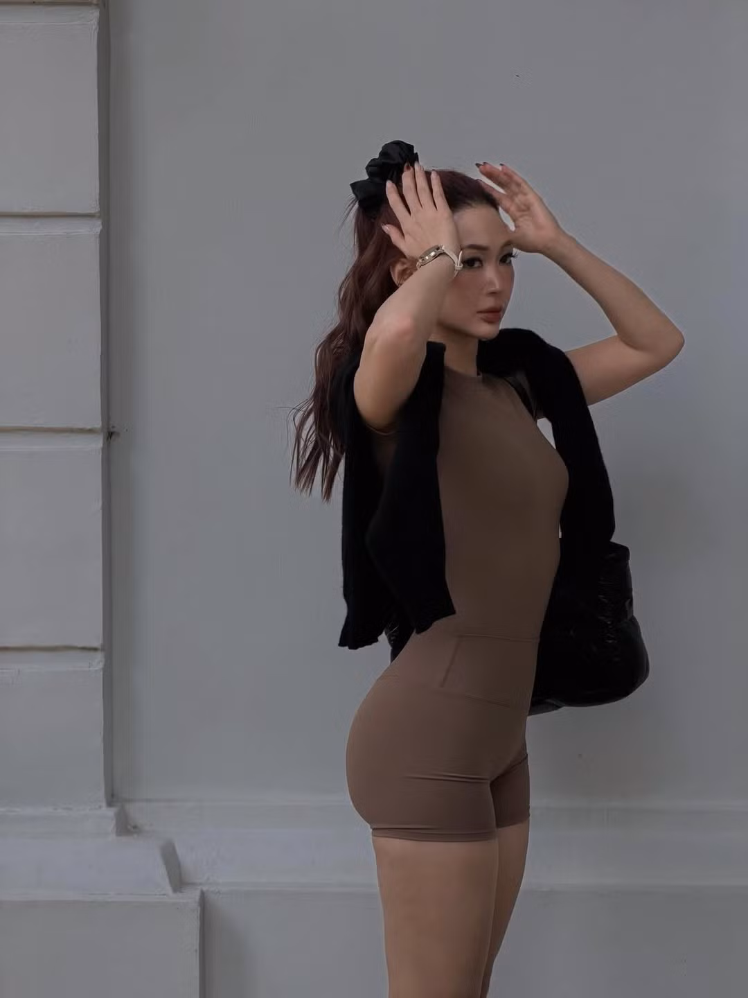 Vóc dáng không chút mỡ thừa của Sun HT là kết quả của quá trình tập luyện và ăn uống khoa học nghiêm túc. Cô thường xuyên chia sẻ những khoảnh khắc tập gym, yoga và các hoạt động thể thao khác, cho thấy sự đầu tư vào việc chăm sóc bản thân. (Ảnh: IGNV)