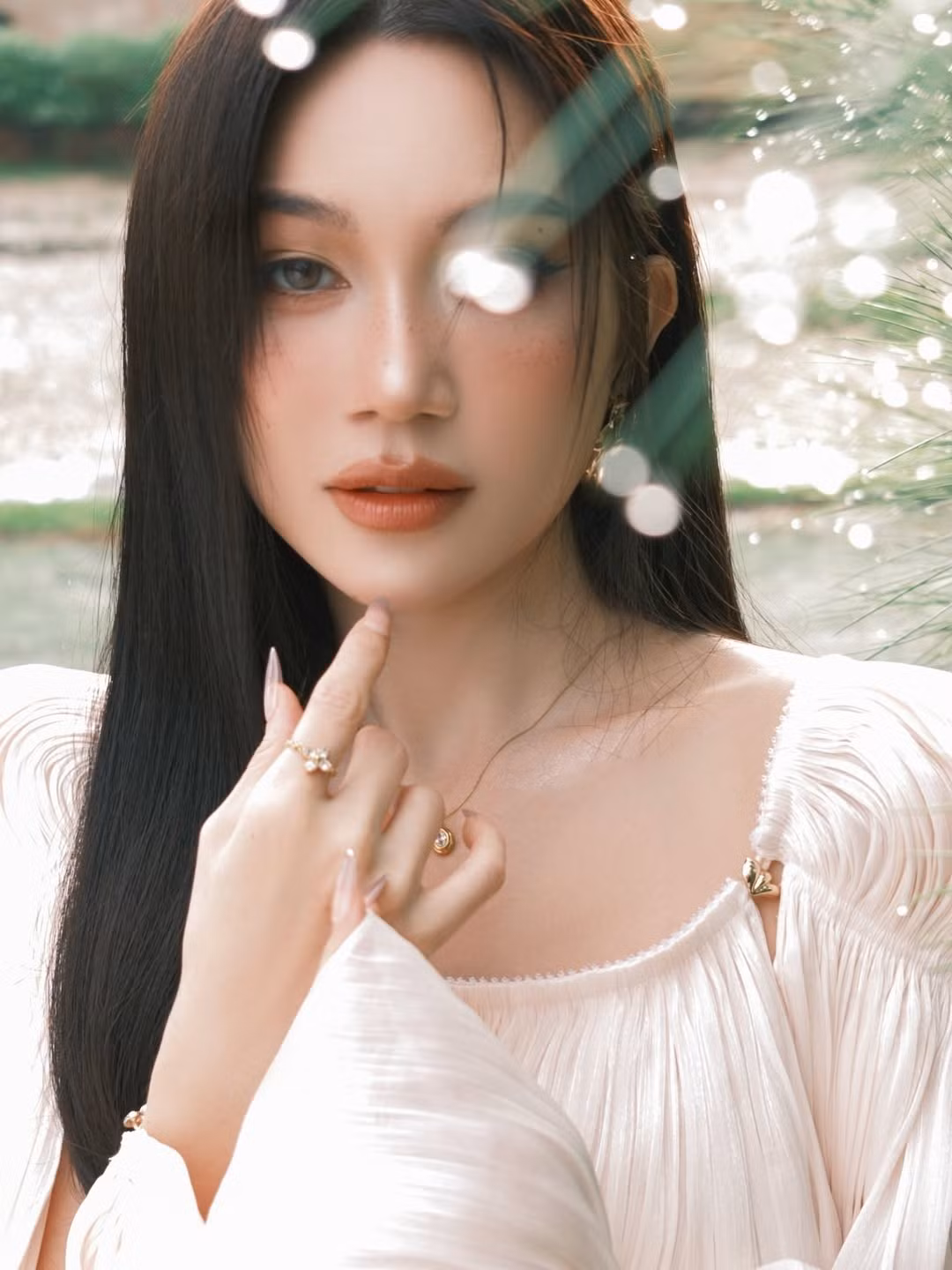 Cô nàng cũng nhắn nhủ đến bản thân khi bước qua tuổi 39: "Mình chọn cách yêu thương cơ thể này như một món quà, nuôi dưỡng tâm hồn bằng những điều tử tế, và mở rộng vòng tay với mọi cơ hội mới đang gõ cửa.Chúc mình luôn đủ bình yên để mỉm cười và đủ táo bạo để chạm vào mọi ước mơ sắp đến. Happy Birthday to me." (Ảnh: IGNV)