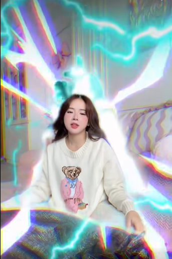 Đúng với tinh thần "hàng bom" (những đơn hàng bị hoàn trả, không rõ nội dung bên trong), DJ Mie đã dẫn dắt khán giả đi từ bất ngờ này sang bất ngờ khác. Những món đồ được khui ra khiến chính chủ cũng phải "ngỡ ngàng, ngơ ngác và bật ngửa". (Ảnh: FBNV)