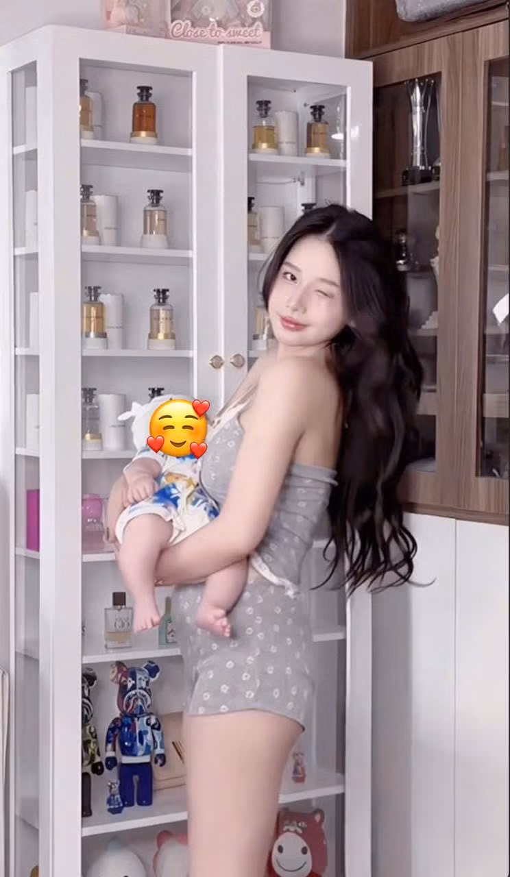 Gần đây, mạng xã hội xôn xao trước một đoạn video ghi lại khoảnh khắc một bà mẹ trẻ bế con. Điều khiến video này nhanh chóng thu hút hơn 2 triệu lượt xem chính là nhan sắc xinh đẹp và vóc dáng nóng bỏng "như chưa từng sinh nở" của cô gái. (Ảnh: FBNV)