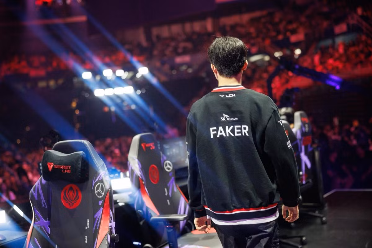 Mặc dù có không ít "bản sao" xuất hiện, thế nhưng Faker của LMHT vẫn luôn là duy nhất. Faker không chỉ là một game thủ, anh còn là một biểu tượng, một nguồn cảm hứng cho hàng triệu người hâm mộ trên toàn thế giới.