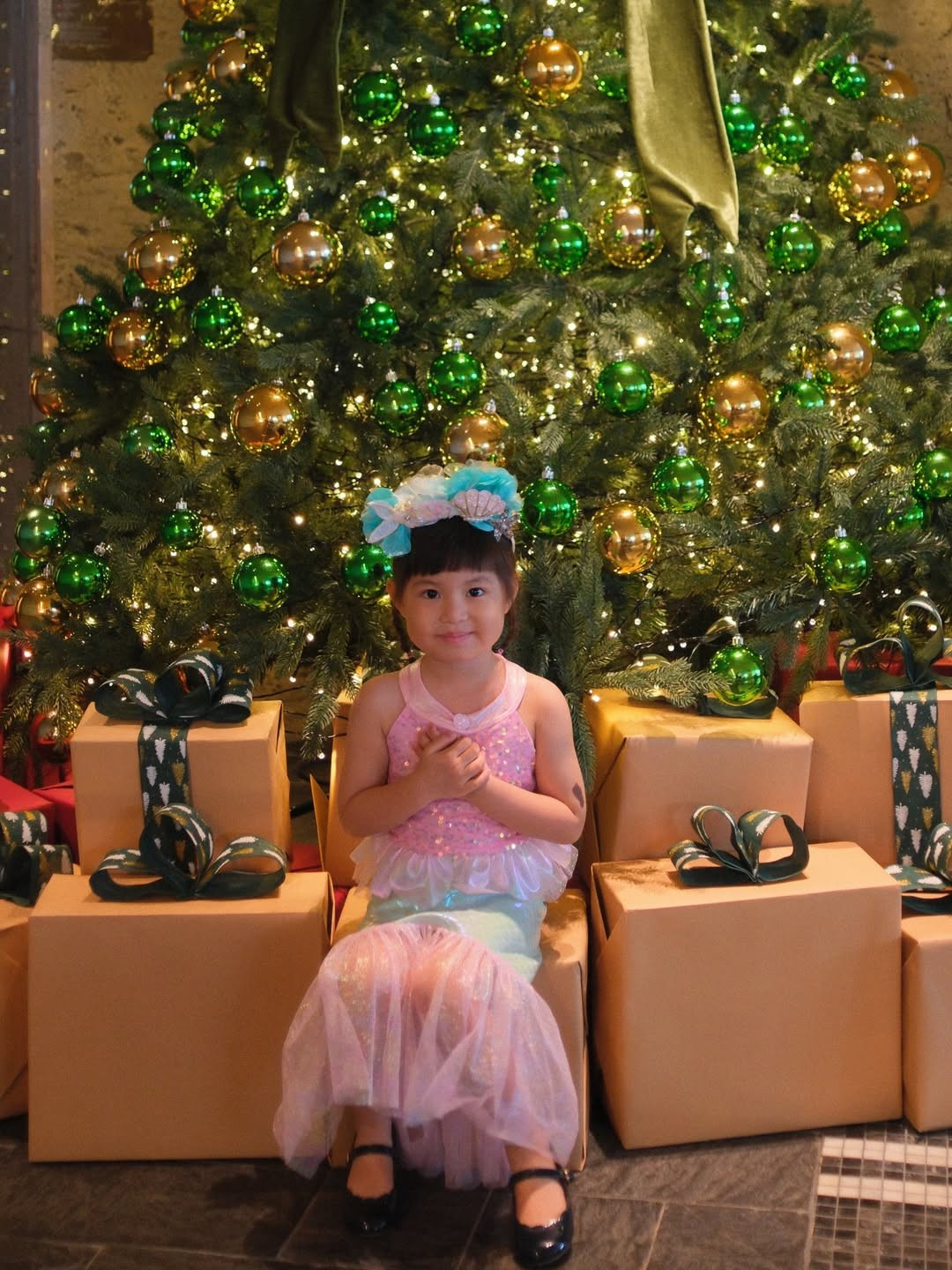 Cũng có những khoảnh khắc Pam ngồi ngoan ngoãn giữa những hộp quà bọc giấy nâu, chắp tay trước ngực với vẻ mặt ngây thơ và duyên dáng, đúng chuẩn một cô công chúa nhỏ. (Ảnh: @pamyeuoi)