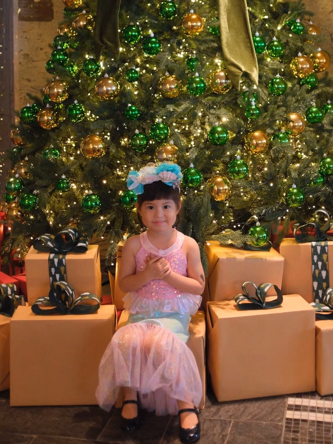 Cũng có những khoảnh khắc Pam ngồi ngoan ngoãn giữa những hộp quà bọc giấy nâu, chắp tay trước ngực với vẻ mặt ngây thơ và duyên dáng, đúng chuẩn một cô công chúa nhỏ. (Ảnh: @pamyeuoi)