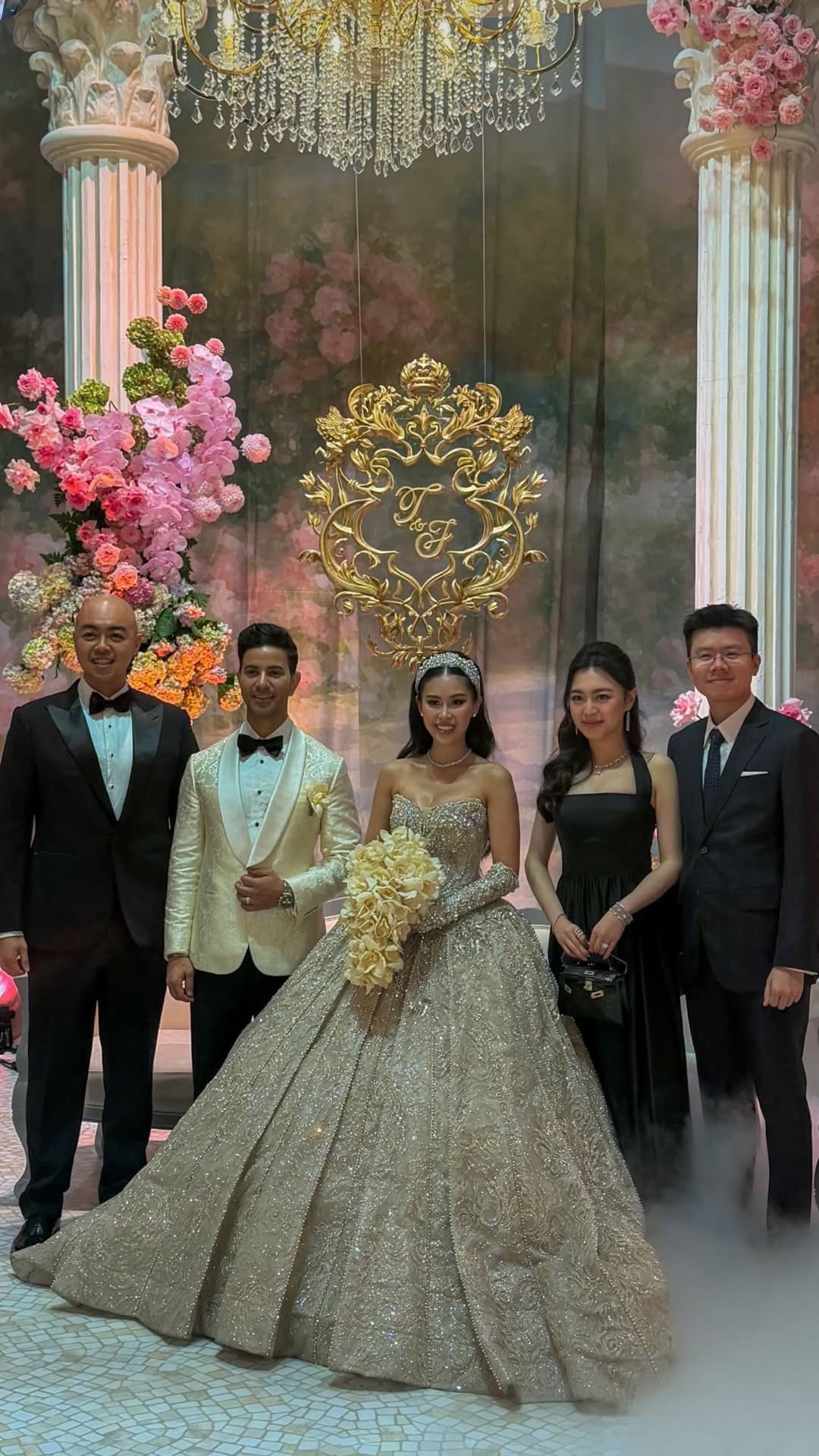 Khu vực để khách tham dự chụp ảnh check-in, lưu giữ kỷ niệm đẹp trong ngày trọng đại của cặp đôi được trang trí bởi hoa tươi, với hệ thống ánh sáng lung linh. (Ảnh: @ruberryrum)