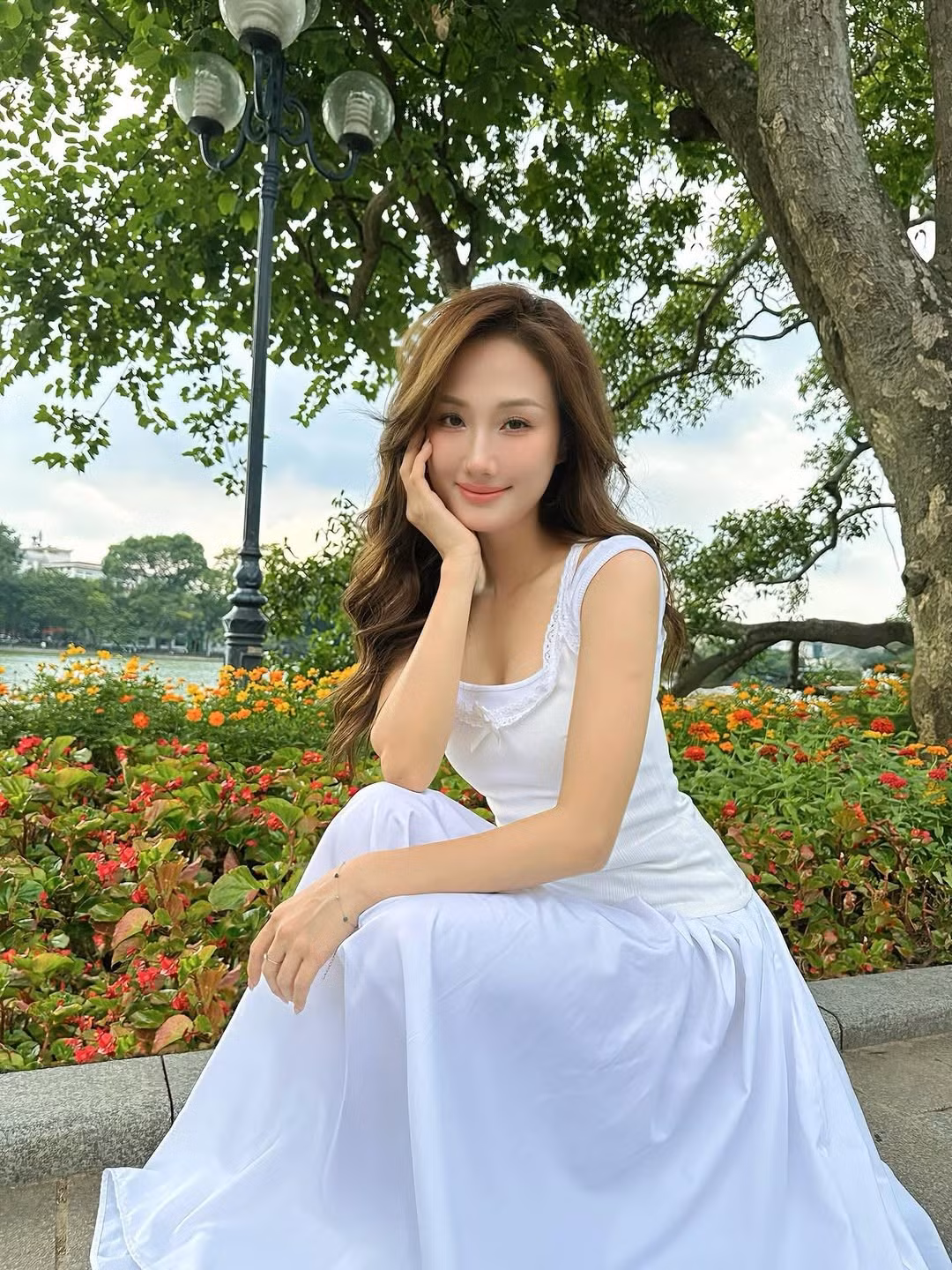 Hoàng Khánh Ly từng được biết đến với danh xưng hot girl trường Giao thông Vận tải. Cô nàng gây ấn tượng với nhan sắc xinh đẹp cùng phong cách thanh lịch, nhẹ nhàng. (Ảnh: FBNV)