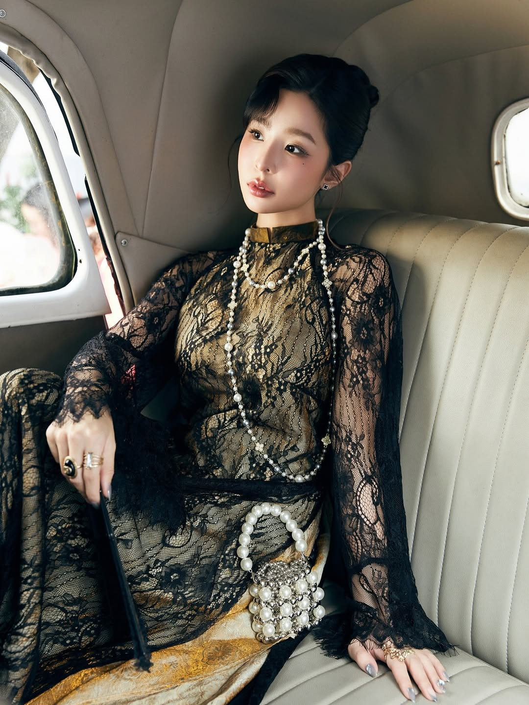 Điểm nhấn của thiết kế nằm ở phần tay loe nhẹ và chất liệu ren hoa văn cầu kỳ, tạo nên sự giao thoa hoàn hảo giữa nét cổ điển và hơi hướng hiện đại. (Ảnh: IGNV)