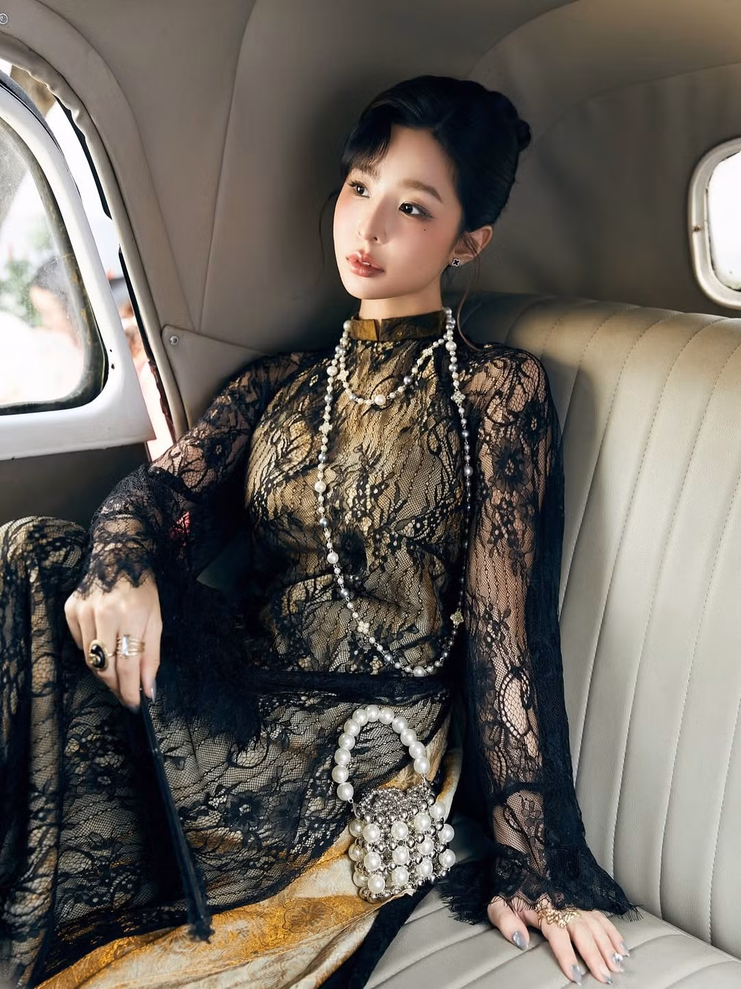 Điểm nhấn của thiết kế nằm ở phần tay loe nhẹ và chất liệu ren hoa văn cầu kỳ, tạo nên sự giao thoa hoàn hảo giữa nét cổ điển và hơi hướng hiện đại. (Ảnh: IGNV)