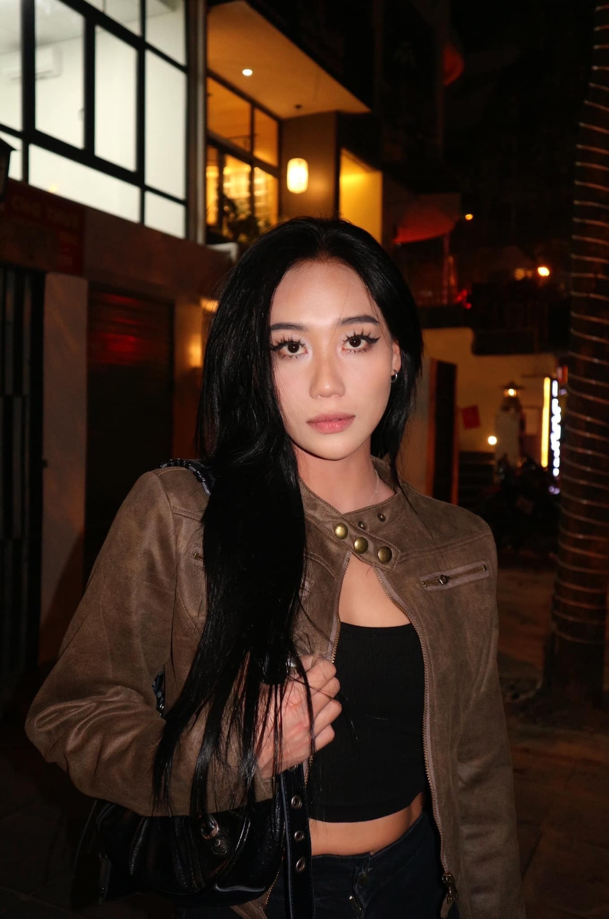 Sở hữu gương mặt thanh tú, rạng rỡ, phong cách biến hóa đa dạng từ ngọt ngào đến quyến rũ ngoài đời, Thanh Giang được mệnh danh là "bông hồng thép" của điền kinh.