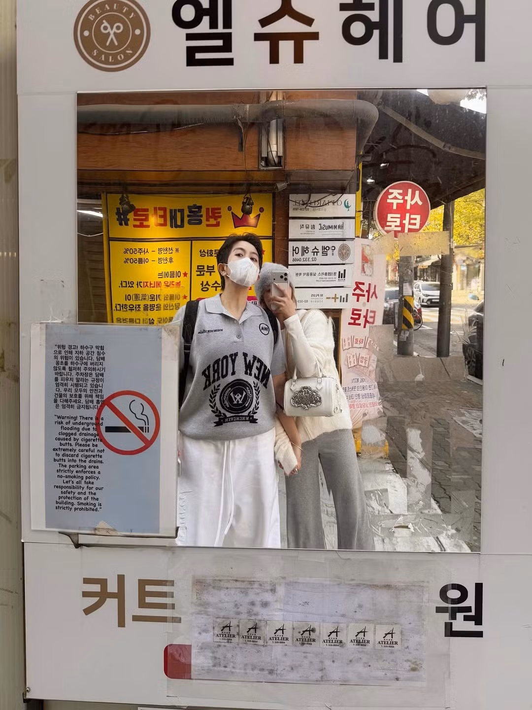 Trong khi đó, Gil Lê xuất hiện với những trang phục đơn giản nhưng cá tính, đồng điệu về màu sắc với Xoài Non. (Ảnh: IGNV)