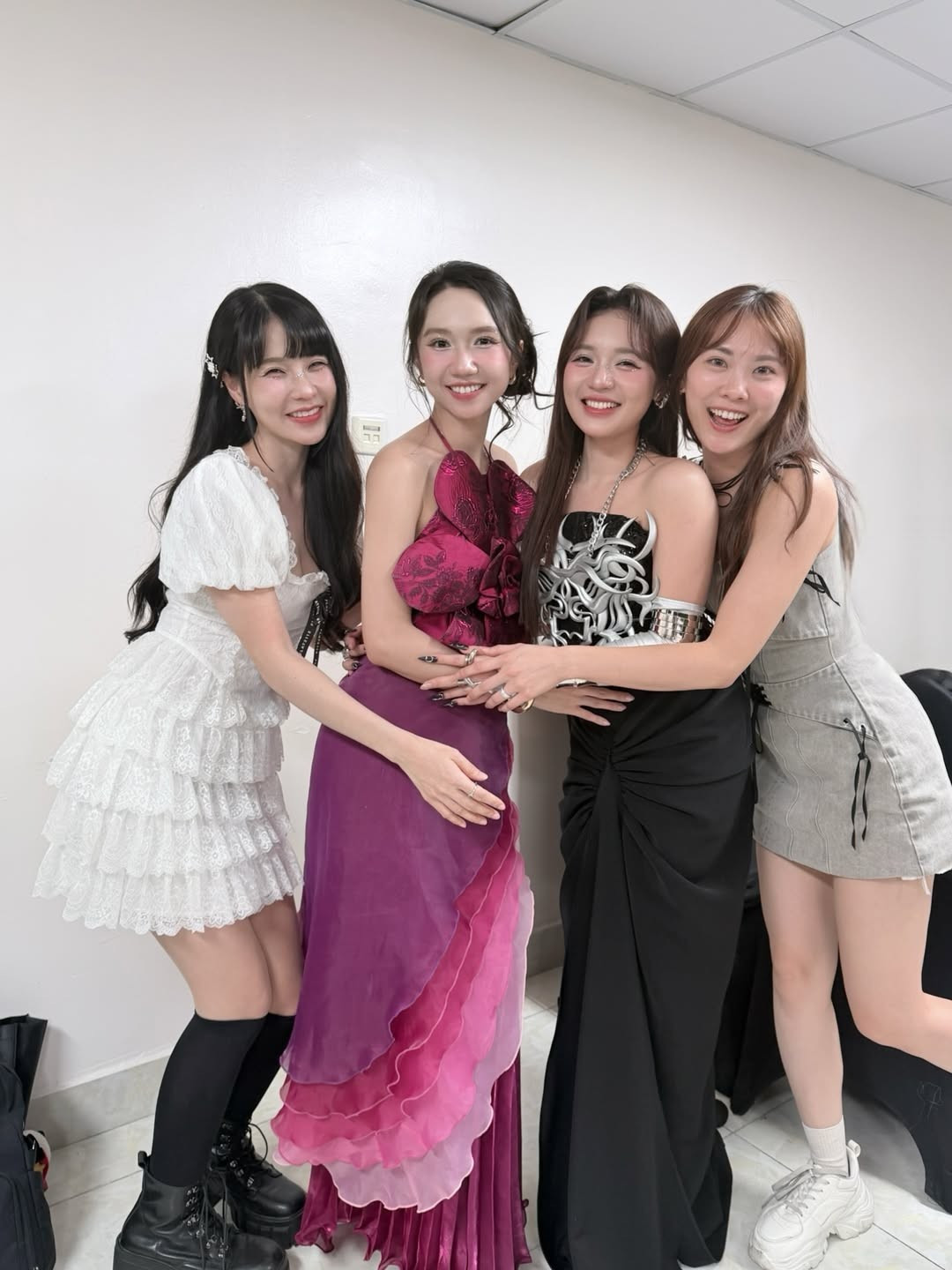 Nữ MC đến từ Thái Lan (mặc váy trắng) với nhan sắc rạng rỡ, xuất hiện trong bức ảnh cực kỳ thân thiết với MC Phương Thảo đã nhanh chóng "đốn tim" hàng loạt fan Việt. (Ảnh: IGNV)