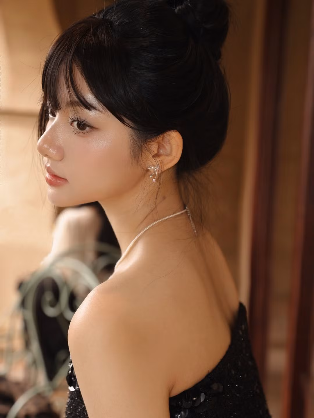 Tuy nhiên, mới đây, Quỳnh Trương đã khiến người hâm mộ không khỏi xuýt xoa khi xuất hiện trong một bộ ảnh với phong cách hoàn toàn khác lạ, toát lên vẻ tiểu thư sang chảnh, quyến rũ nhưng vẫn giữ được nét thanh thoát vốn có. (Ảnh: IGNV)