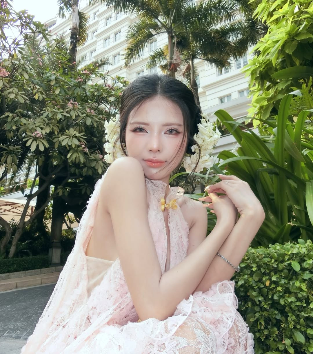 Tổng thể tạo nên một hình ảnh vừa mong manh như "nàng thơ" giữa vườn xuân, lại vừa có sức quyến rũ đặc trưng vốn có. (Ảnh: IGNV)