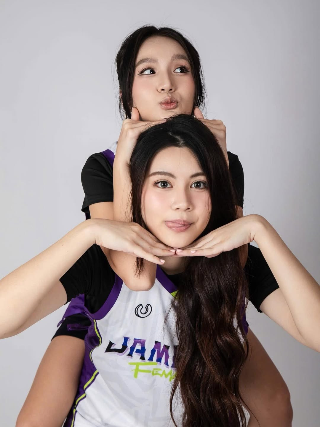 Mái tóc đen dài uốn sóng nhẹ nhàng kết hợp cùng lối trang điểm trong trẻo giúp Hạt Dẻ trông như những "nữ thần bóng rổ" trong các bộ phim thanh xuân vườn trường. (Ảnh: IGNV)