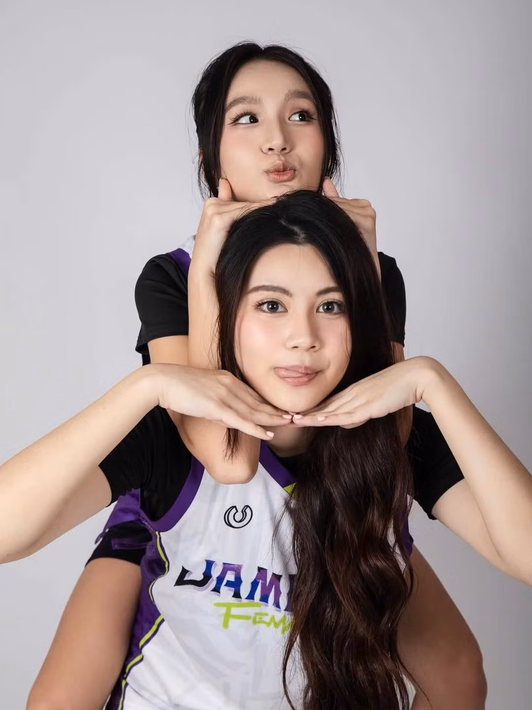 Mái tóc đen dài uốn sóng nhẹ nhàng kết hợp cùng lối trang điểm trong trẻo giúp Hạt Dẻ trông như những "nữ thần bóng rổ" trong các bộ phim thanh xuân vườn trường. (Ảnh: IGNV)