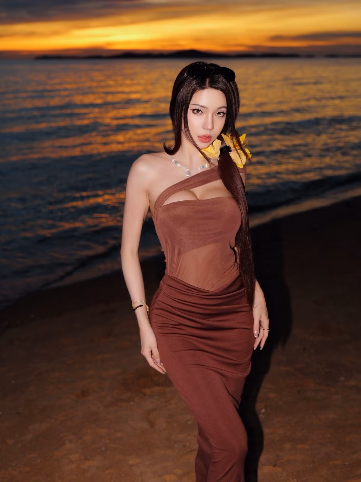 Chiếc váy ôm giúp tôn lên đường cong cơ thể hoàn hảo của Janet. Chất liệu vải xuyên thấu ở phần ngực được cắt xẻ tinh tế, tạo điểm nhấn đầy táo bạo nhưng vẫn rất thanh lịch. (Ảnh: Facebook Janet Kanokwan Saesim)