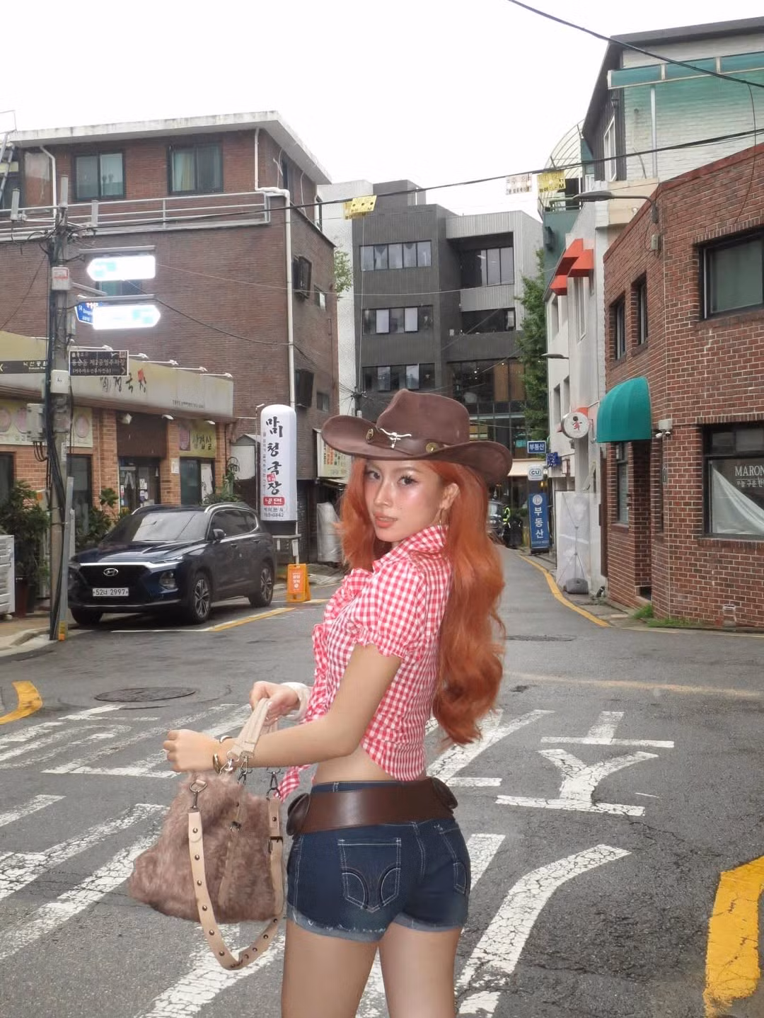 Trong loạt ảnh được chụp trên con phố đậm chất Hàn Quốc với những cửa hàng nổi bật như "THE PARK CHURROS" hay "emart24", Thụy Hân khoe trọn vóc dáng chuẩn không cần chỉnh. (Ảnh: IGNV)