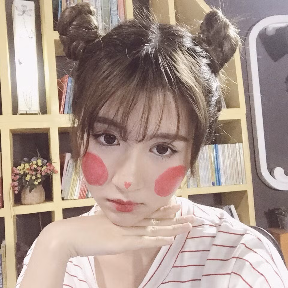 Dưới bài đăng, rất nhiều fan hâm mộ đã để lại bình luận khen ngợi: "Cô Shyn của năm nào chúng tôi cũng yêu luôn ạ. Hồi này cô Shyn cute đáng yêu lắm luôn", "Sao lại có thể xinh như thế nhở, nét đẹp rất riêng luôn ấy chị Shyn ạ". (Ảnh: IGNV)