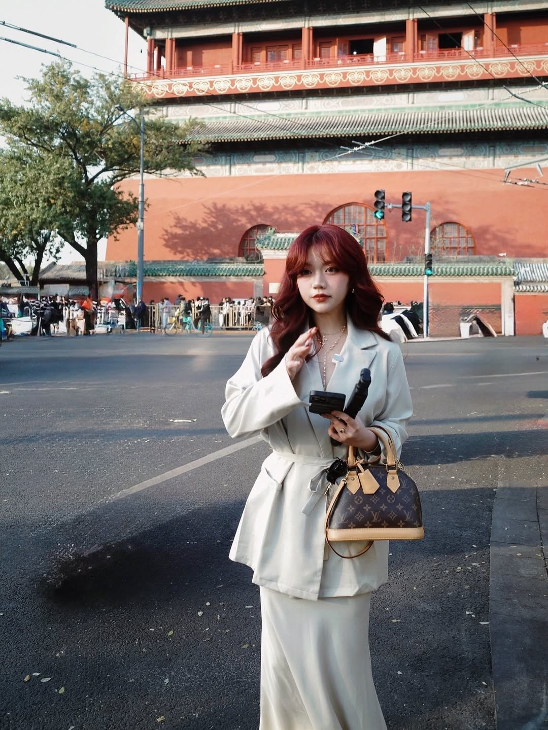 Thần thái tự tin cùng cách tạo dáng tự nhiên giúp cô nàng hoàn toàn làm chủ khung hình, biến mỗi góc phố đi qua trở thành một bối cảnh như trong các thước phim thực thụ. (Ảnh: IGNV)