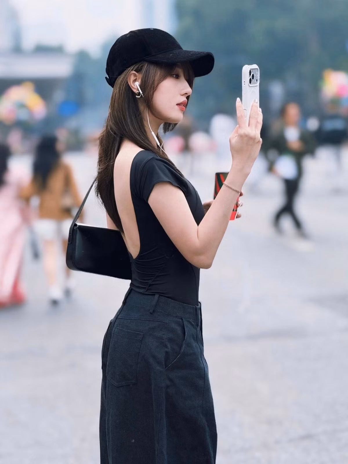 Trong loạt ảnh, Hà Kim thể hiện nhiều khoảnh khắc tự nhiên, từ tạo dáng chuyên nghiệp, thần thái lạnh lùng khi nhìn thẳng ống kính, đến những phút giây mải mê chụp ảnh hay lướt điện thoại, tất cả đều toát lên sự tự tin và phong cách riêng biệt. (Ảnh: IGNV)