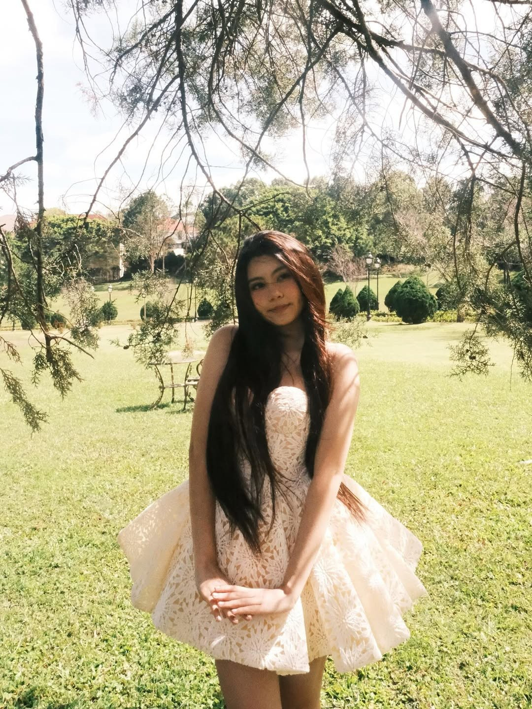 Mới đây, những hình ảnh mới nhất của Hạt Dẻ (tên thật là Mai Thảo Ngọc) được chia sẻ trên trang cá nhân đã nhanh chóng thu hút sự chú ý lớn từ dư luận. Dưới ống kính, cô nàng khoe trọn vẻ đẹp trong trẻo, ngọt ngào ở độ tuổi 17. (Ảnh: IGNV)