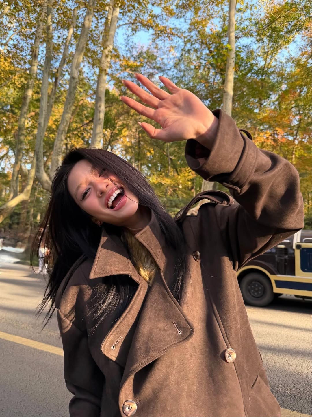 Loạt ảnh được chụp trong khung cảnh mùa Thu lãng mạn với sắc vàng, đỏ của lá cây, càng làm nổi bật lên thần thái sang chảnh và quyến rũ của hot girl. (Ảnh: IGNV)