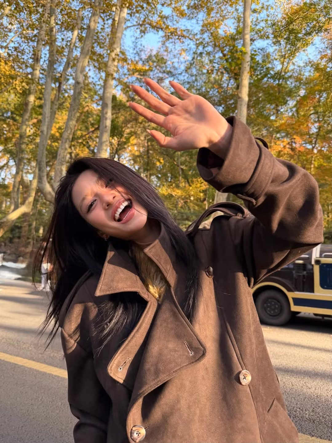 Loạt ảnh được chụp trong khung cảnh mùa Thu lãng mạn với sắc vàng, đỏ của lá cây, càng làm nổi bật lên thần thái sang chảnh và quyến rũ của hot girl. (Ảnh: IGNV)