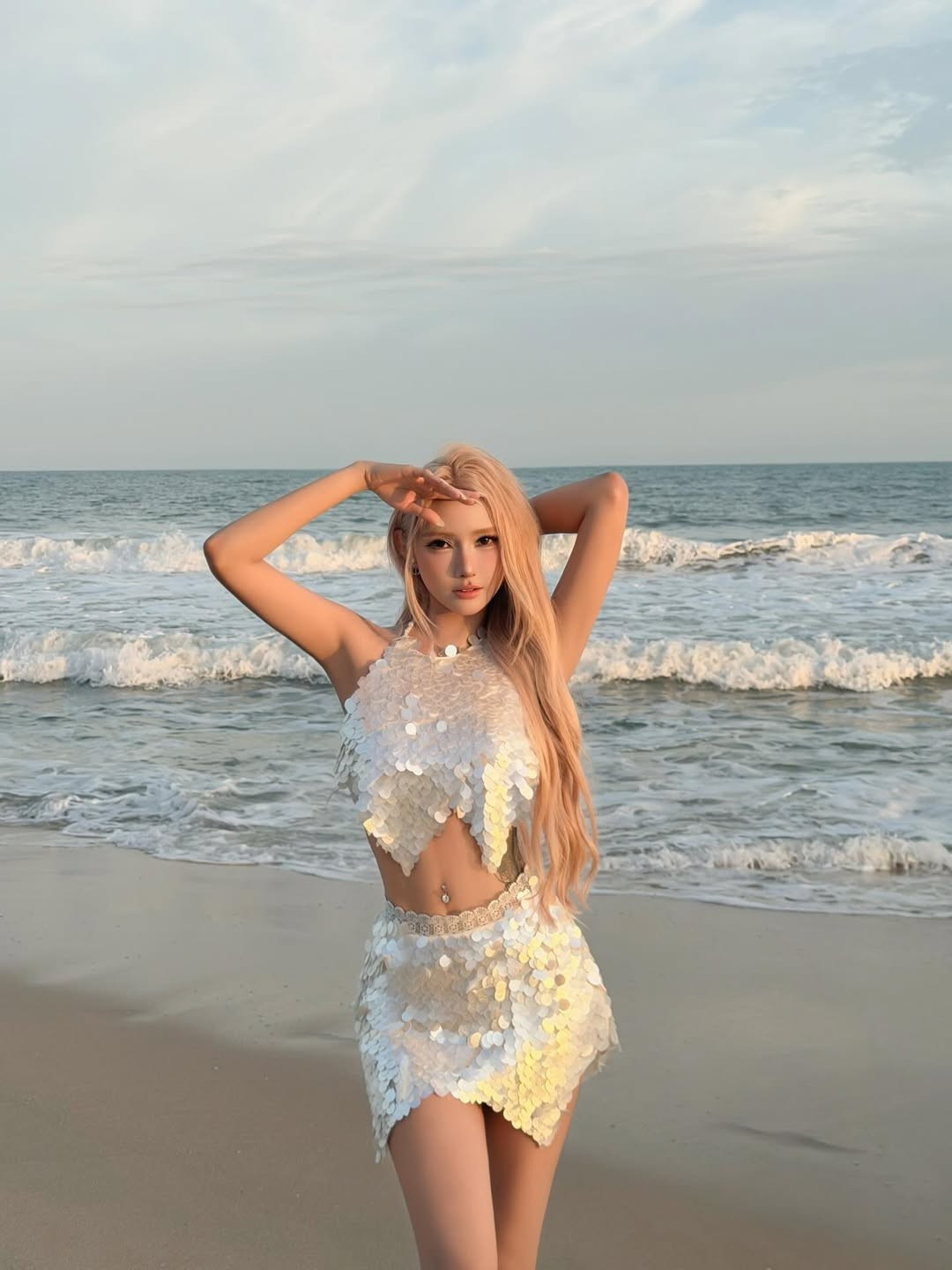 Không chọn những bộ bikini cắt xẻ táo bạo như thường lệ, lần này cô nàng xuất hiện với tạo hình lấy cảm hứng từ những nàng tiên cá hiện đại, vừa mong manh vừa quyến rũ. (Ảnh: IGNV)