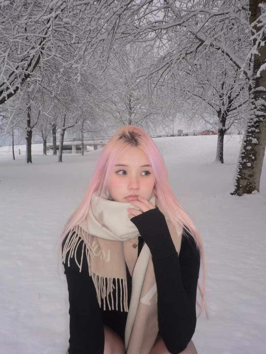 Dưới lớp áo mỏng manh, làn da trắng sứ của cô nàng dường như càng trở nên nổi bật hơn giữa nền tuyết trắng, tạo nên một sự tương phản đầy cuốn hút. (Ảnh: IGNV)