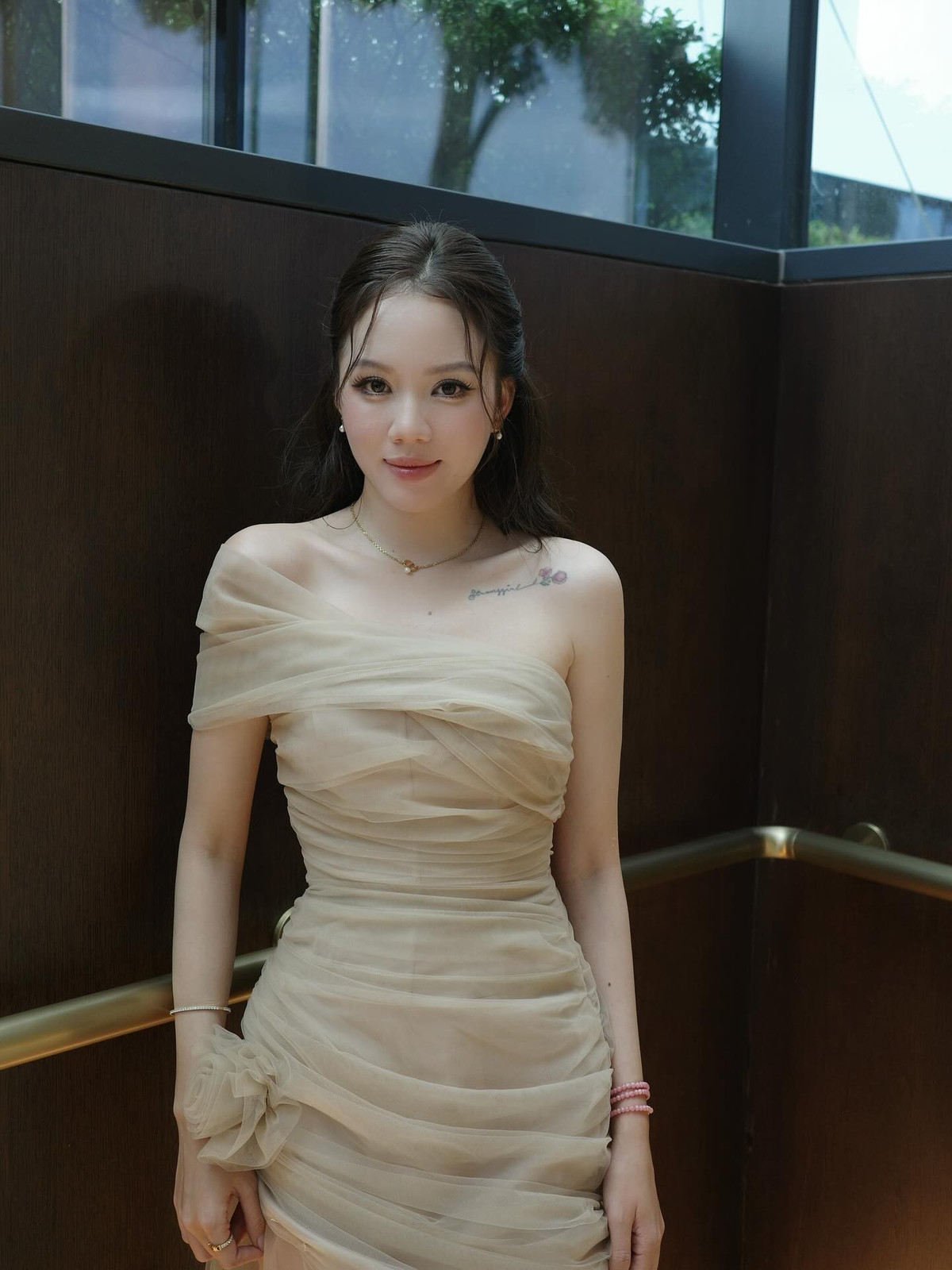 Sở hữu gương mặt thanh tú, đôi mắt biết cười và phong cách nói chuyện duyên dáng, Phương Chipi nhanh chóng chiếm trọn cảm tình của khán giả. Tuy nhiên, thay vì chỉ dừng lại ở mảng gaming, cô đã có bước chuyển mình ngoạn mục khi lấn sân sang lĩnh vực sáng tạo nội dung đa nền tảng và gặt hái được những thành công vang dội. (Ảnh: FBNV)