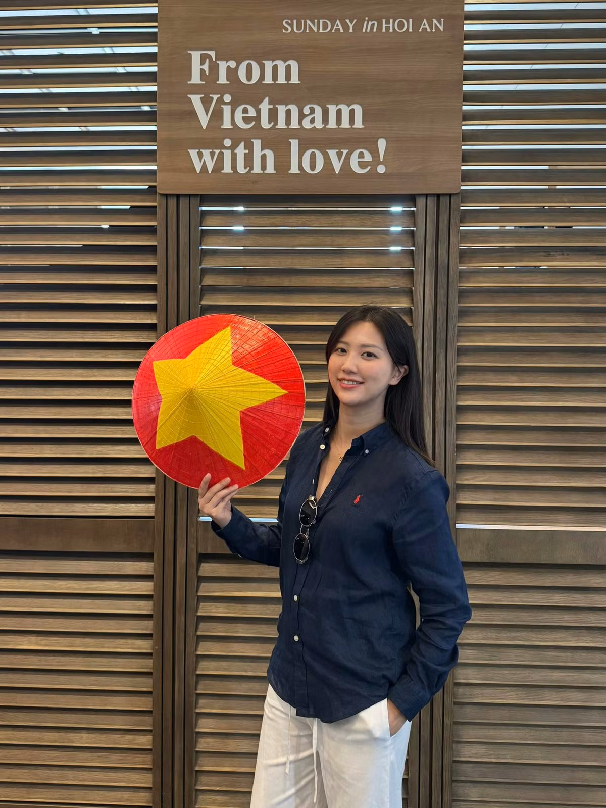 Sự khiêm tốn của nữ bác sĩ với những lời chia sẻ chân thành nhận về rất nhiều những bình luận ngợi khen từ cộng đồng mạng: "Ngưỡng mộ chị thật sự giỏi lại khiêm tốn yêu sự xinh đẹp này", "Quá xinh, quá giỏi. Xin vía em cho con gái chị". (Ảnh: FBNV)