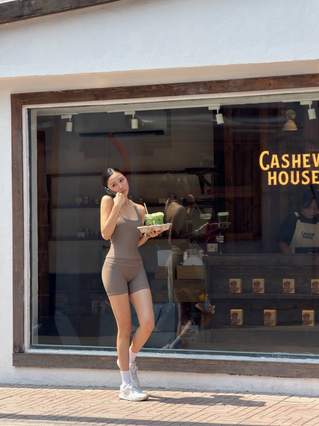 Mới đây, "streamer cô giáo" Mina Young đã khiến cộng đồng mạng một phen xôn xao khi đăng tải loạt ảnh mới đầy phong cách tại một cửa hàng bánh nghệ thuật. Trong bộ ảnh, Mina Young xuất hiện với bộ trang phục tập gym màu nâu trung tính bó sát, khoe khéo đường cong cơ thể săn chắc và khỏe khoắn. (Ảnh: IGNV)