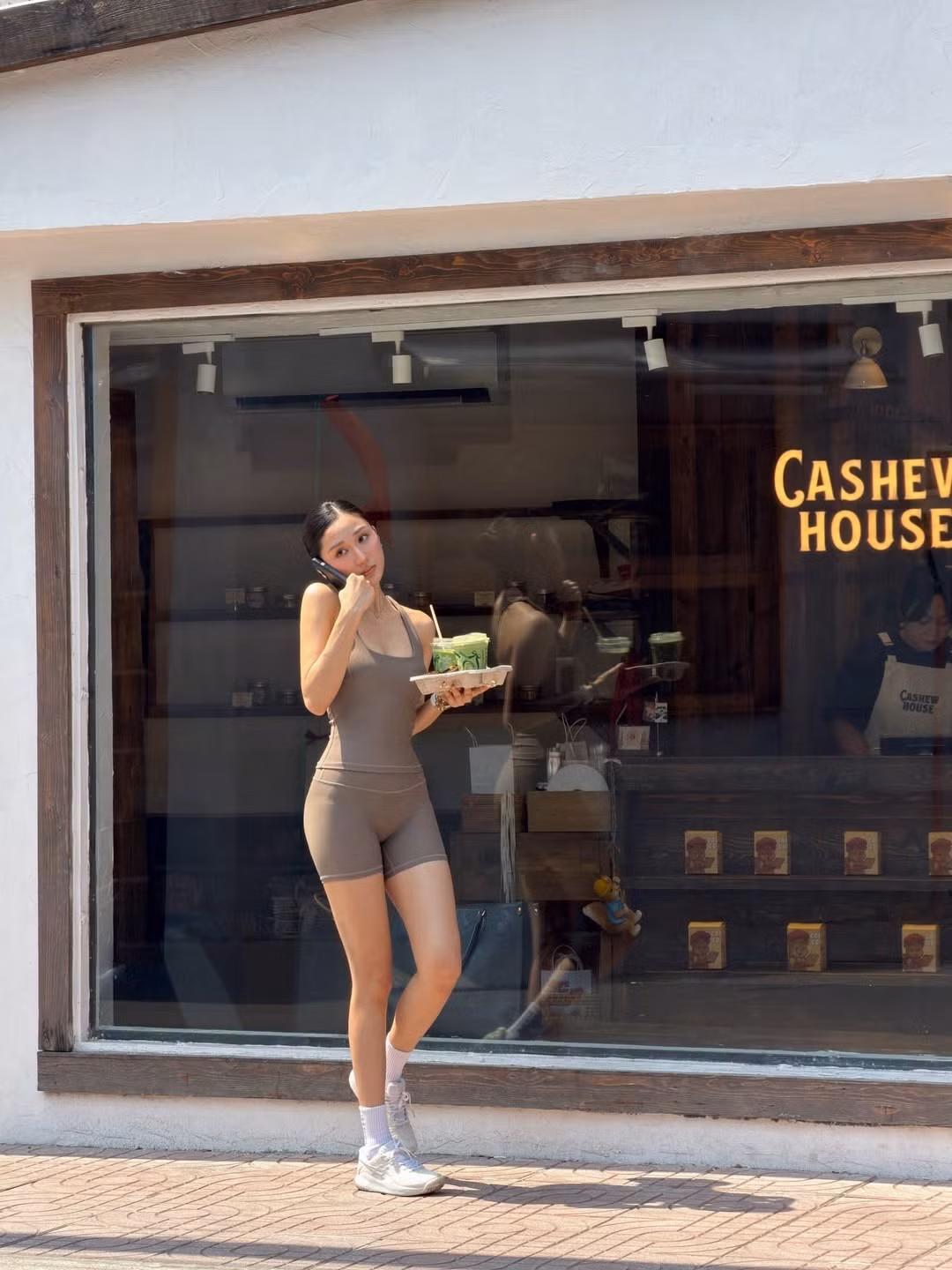 Mới đây, "streamer cô giáo" Mina Young đã khiến cộng đồng mạng một phen xôn xao khi đăng tải loạt ảnh mới đầy phong cách tại một cửa hàng bánh nghệ thuật. Trong bộ ảnh, Mina Young xuất hiện với bộ trang phục tập gym màu nâu trung tính bó sát, khoe khéo đường cong cơ thể săn chắc và khỏe khoắn. (Ảnh: IGNV)
