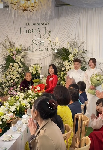 Trong khi Lyly Suri xinh đẹp như nàng thơ thì chú rể cũng rất bảnh bao trong bộ Áo dài nam cách tân màu trắng đồng điệu. (Ảnh: FBVN)