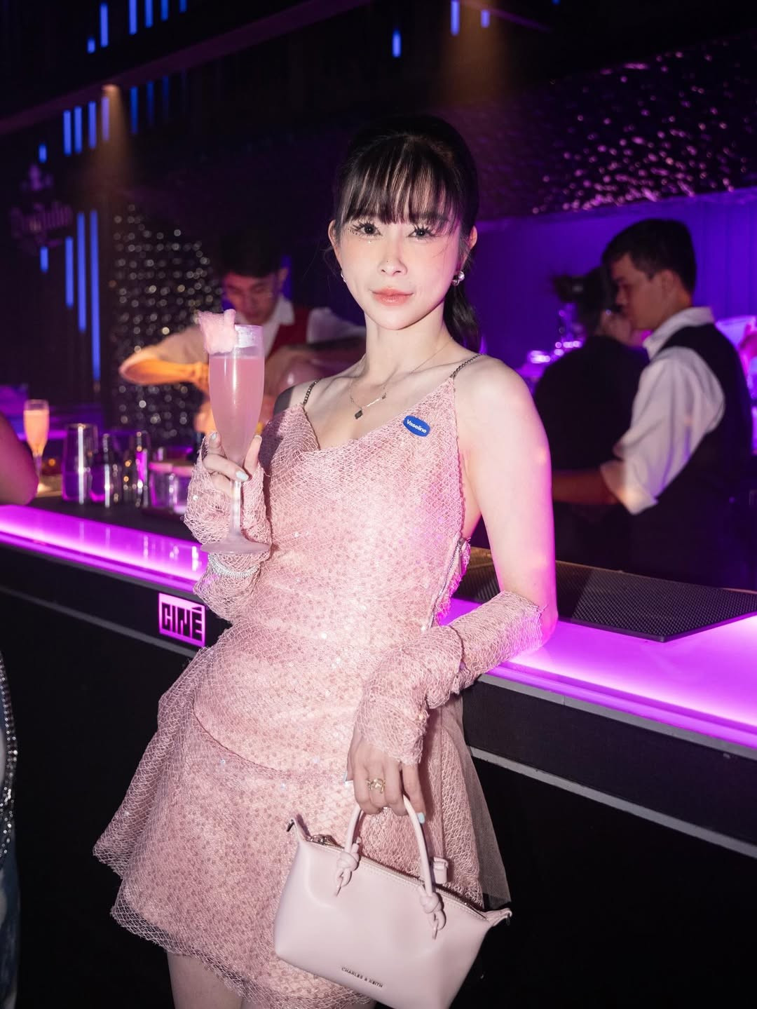 Cô chọn kiểu tóc buộc cao gọn gàng, để mái bằng trẻ trung, kết hợp với lối trang điểm nhẹ nhàng, nhấn vào đôi mắt to tròn, càng làm tăng thêm vẻ ngoài xinh xắn, cuốn hút như một nàng búp bê. (Ảnh: IGNV)