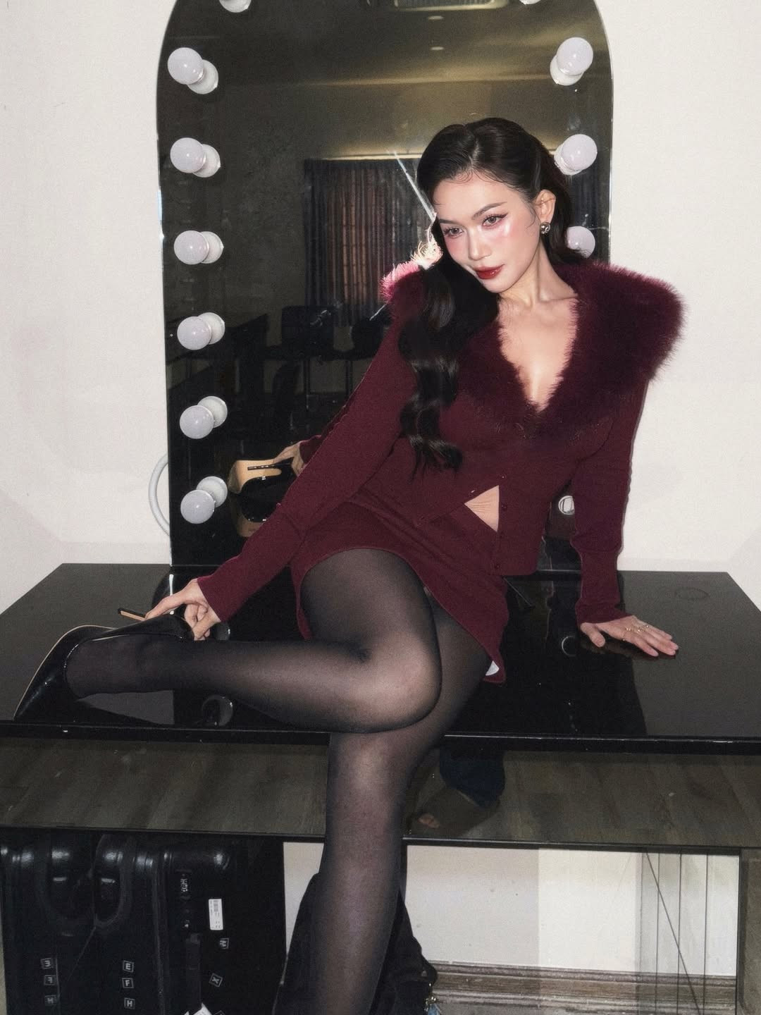 Đây là lựa chọn thông minh, vừa tôn lên làn da trắng sứ, vừa mang lại cảm giác ấm áp nhưng không kém phần sang trọng giữa tiết trời cuối năm. (Ảnh: IGNV)