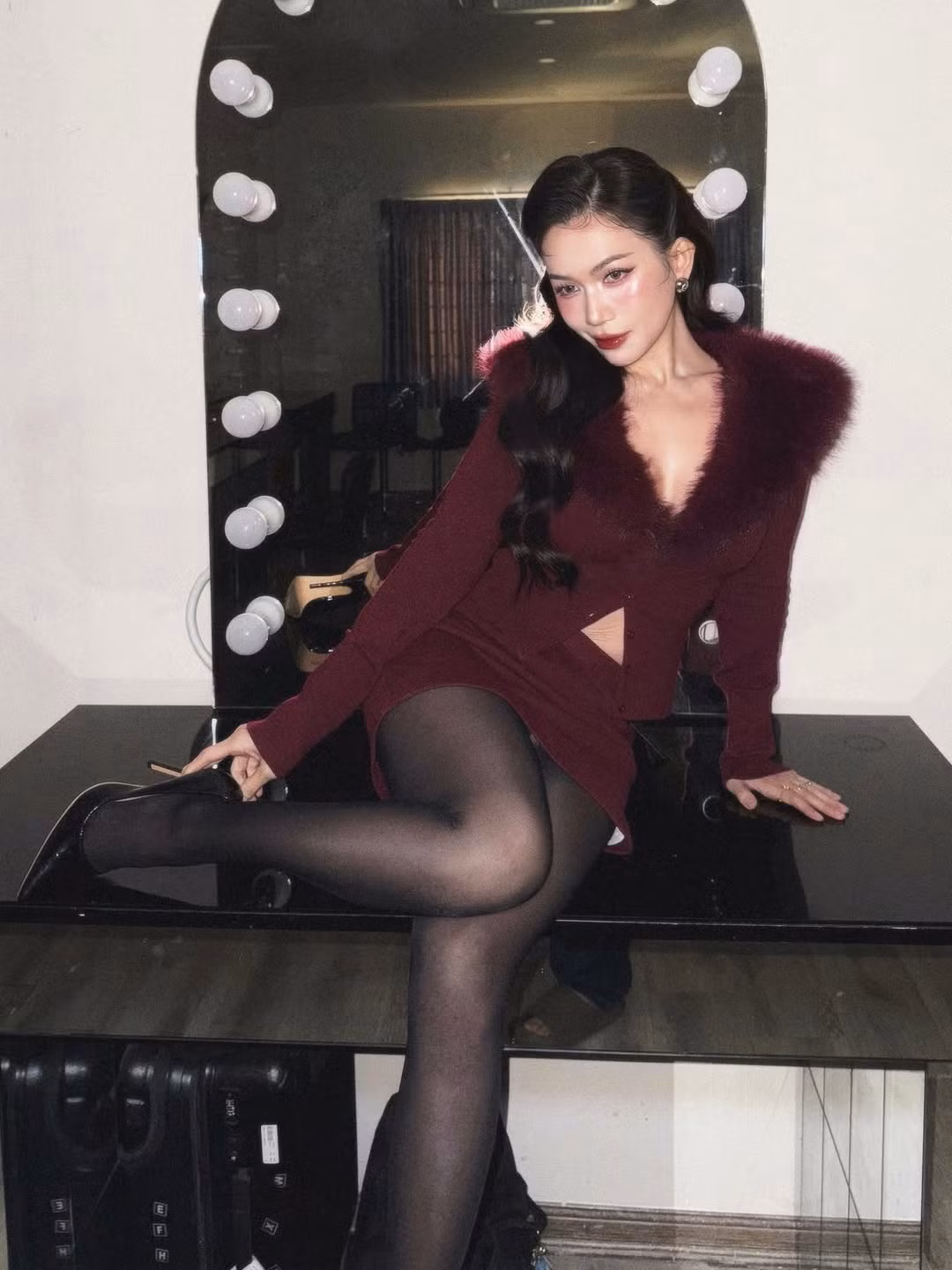 Đây là lựa chọn thông minh, vừa tôn lên làn da trắng sứ, vừa mang lại cảm giác ấm áp nhưng không kém phần sang trọng giữa tiết trời cuối năm. (Ảnh: IGNV)