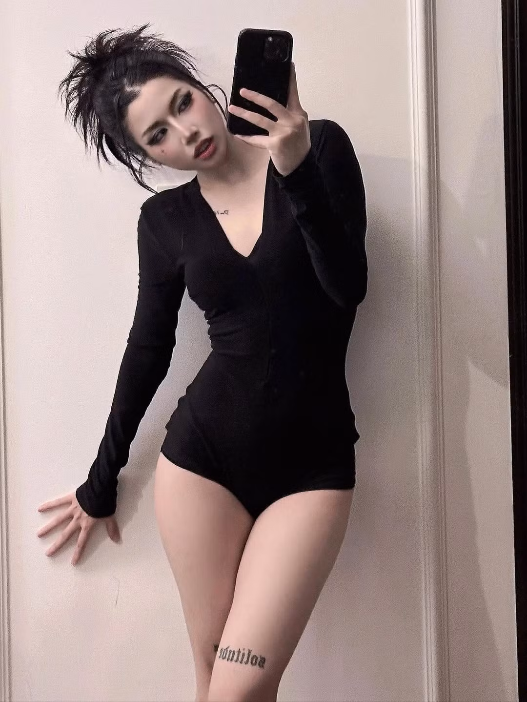 Nữ ca sĩ khéo léo tạo điểm nhấn cho tổng thể bằng mái tóc búi rối "chất chơi" cùng lối trang điểm nhấn vào đôi mắt sắc nét và bờ môi căng mọng. (Ảnh: IGNV)