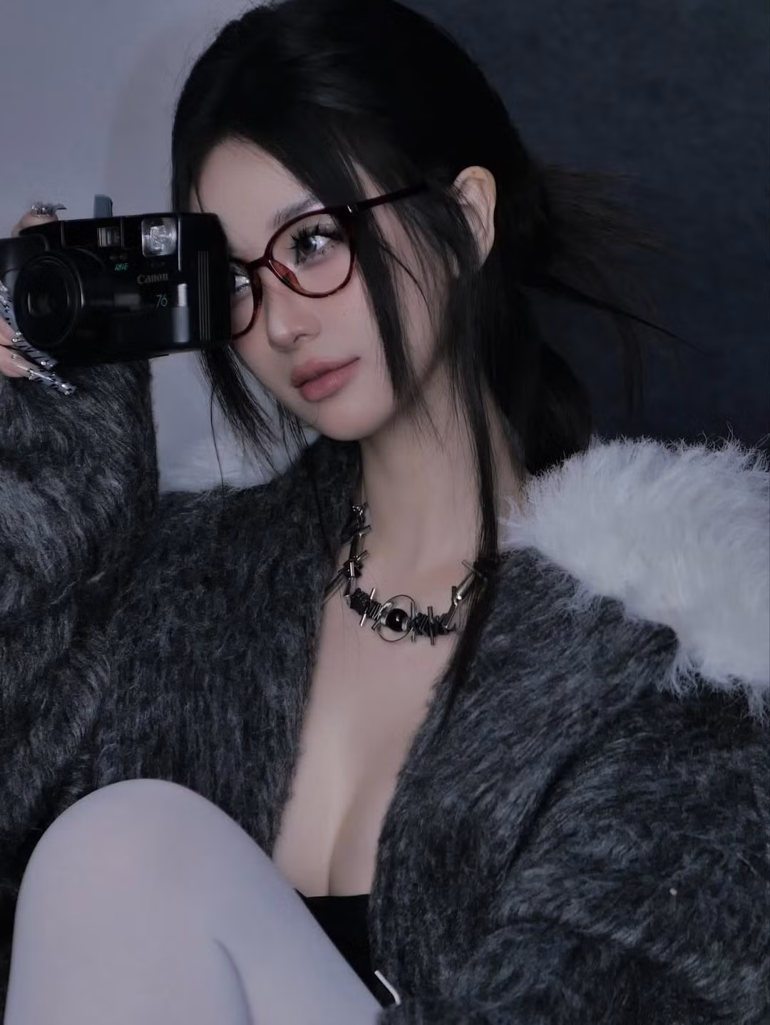 Nếu đã quen với một Jun Vũ trong trẻo, nhẹ nhàng hoặc gợi cảm một cách tinh tế, thì trong những hình ảnh mới được đăng tải trên Instagram cá nhân, Jun Vũ khiến người hâm mộ bất ngờ với hình tượng đầy mới lạ. (Ảnh: IGNV)