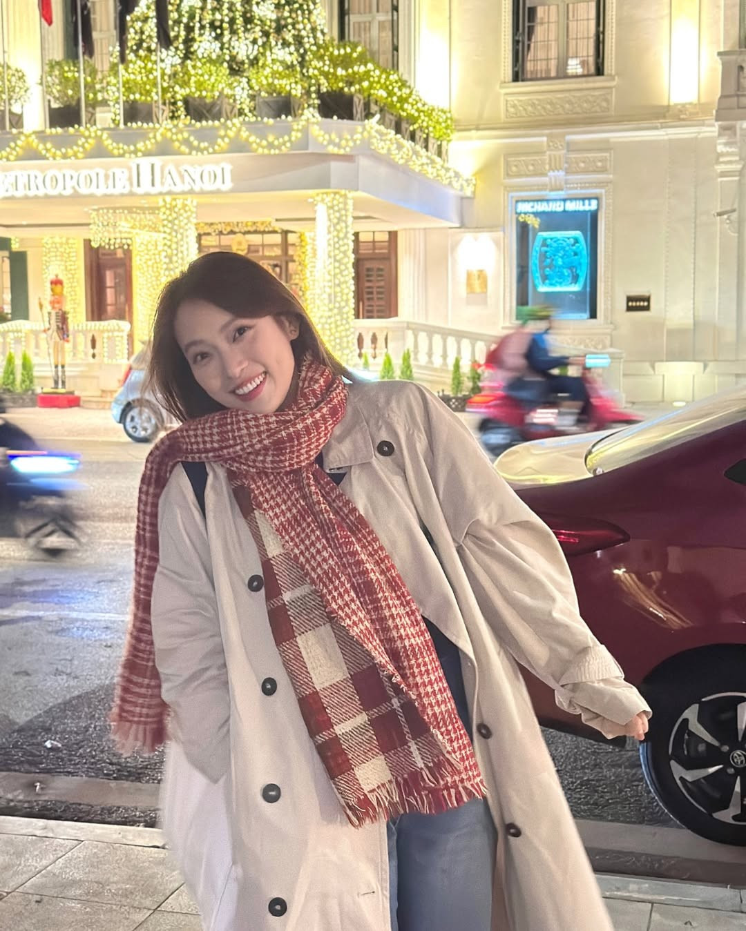 Chiếc khăn len không chỉ giúp giữ ấm mà còn trở thành điểm nhấn hoàn hảo, giúp diện mạo của cô nàng thêm phần ấm áp và rạng rỡ dưới ánh đèn phố thị. Cách phối đồ này không chỉ tôn lên vẻ nữ tính mà còn mang đậm hơi thở của những bộ phim lãng mạn mùa đông. (Ảnh: IGNV)