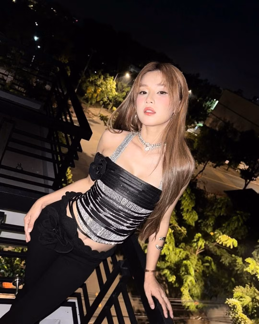 Dưới ánh đèn thành phố, Hoàng Yến Chibi gây ấn tượng bởi thần thái sắc lạnh nhưng không kém phần ngọt ngào.