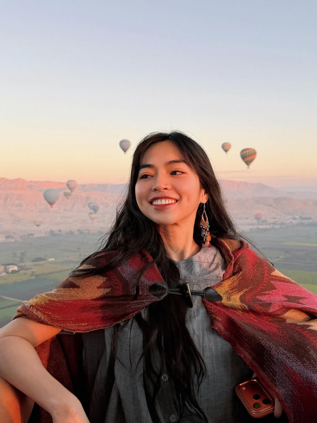 Dưới ánh bình minh vàng rọi của xứ sở huyền bí, nụ cười má lúm đồng tiền thương hiệu của nữ diễn viên càng thêm tỏa sáng. Cô hào hứng chia sẻ: "Luxor - Ai Cập! Nó có thua gì Thổ Nhĩ Kỳ đâu trời ơi!!! Nó đẹp điên! Nó hoành tráng nữa! Siêu mãn nhãn huhu!". (Ảnh: IGNV)