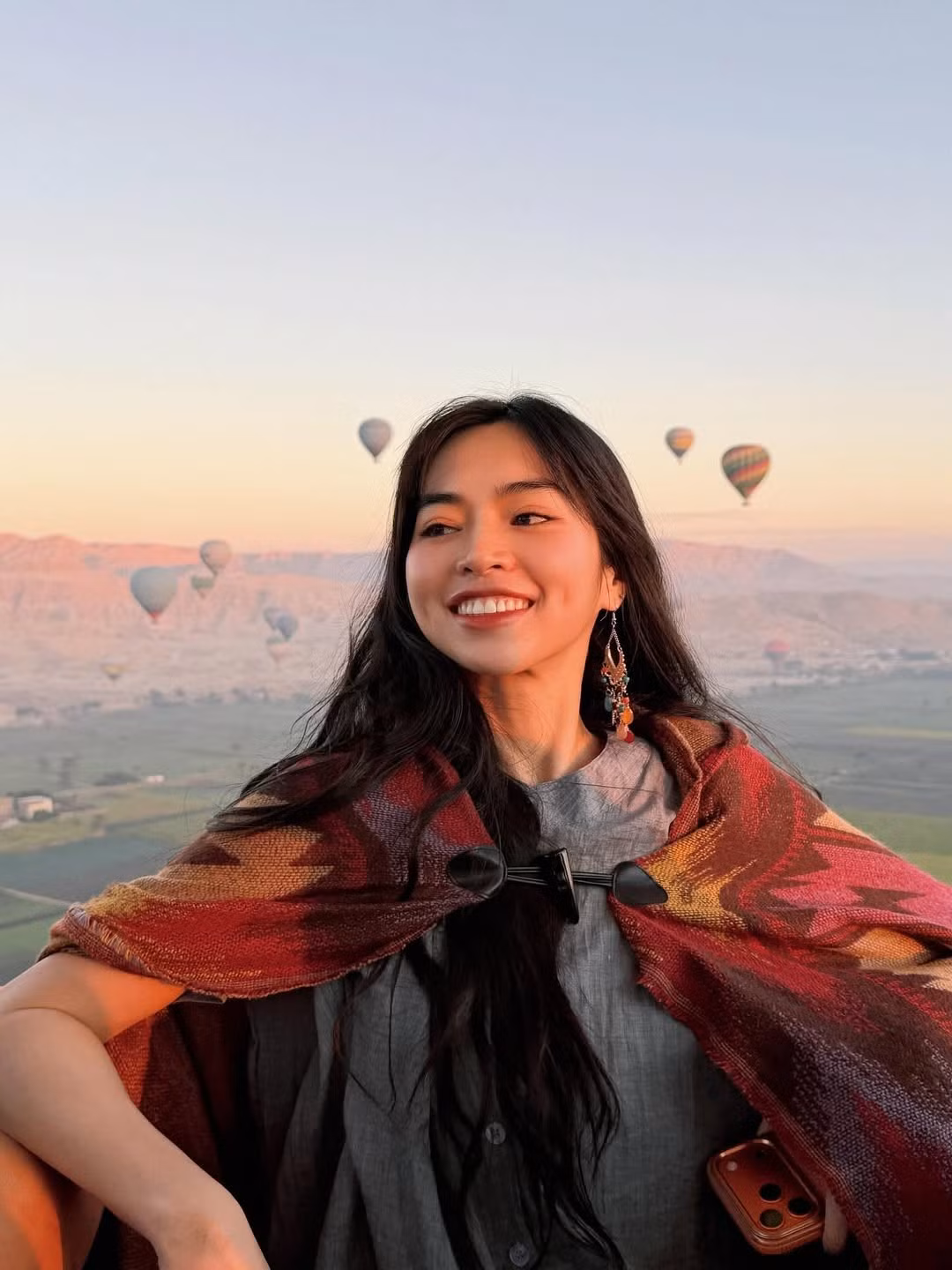 Dưới ánh bình minh vàng rọi của xứ sở huyền bí, nụ cười má lúm đồng tiền thương hiệu của nữ diễn viên càng thêm tỏa sáng. Cô hào hứng chia sẻ: "Luxor - Ai Cập! Nó có thua gì Thổ Nhĩ Kỳ đâu trời ơi!!! Nó đẹp điên! Nó hoành tráng nữa! Siêu mãn nhãn huhu!". (Ảnh: IGNV)