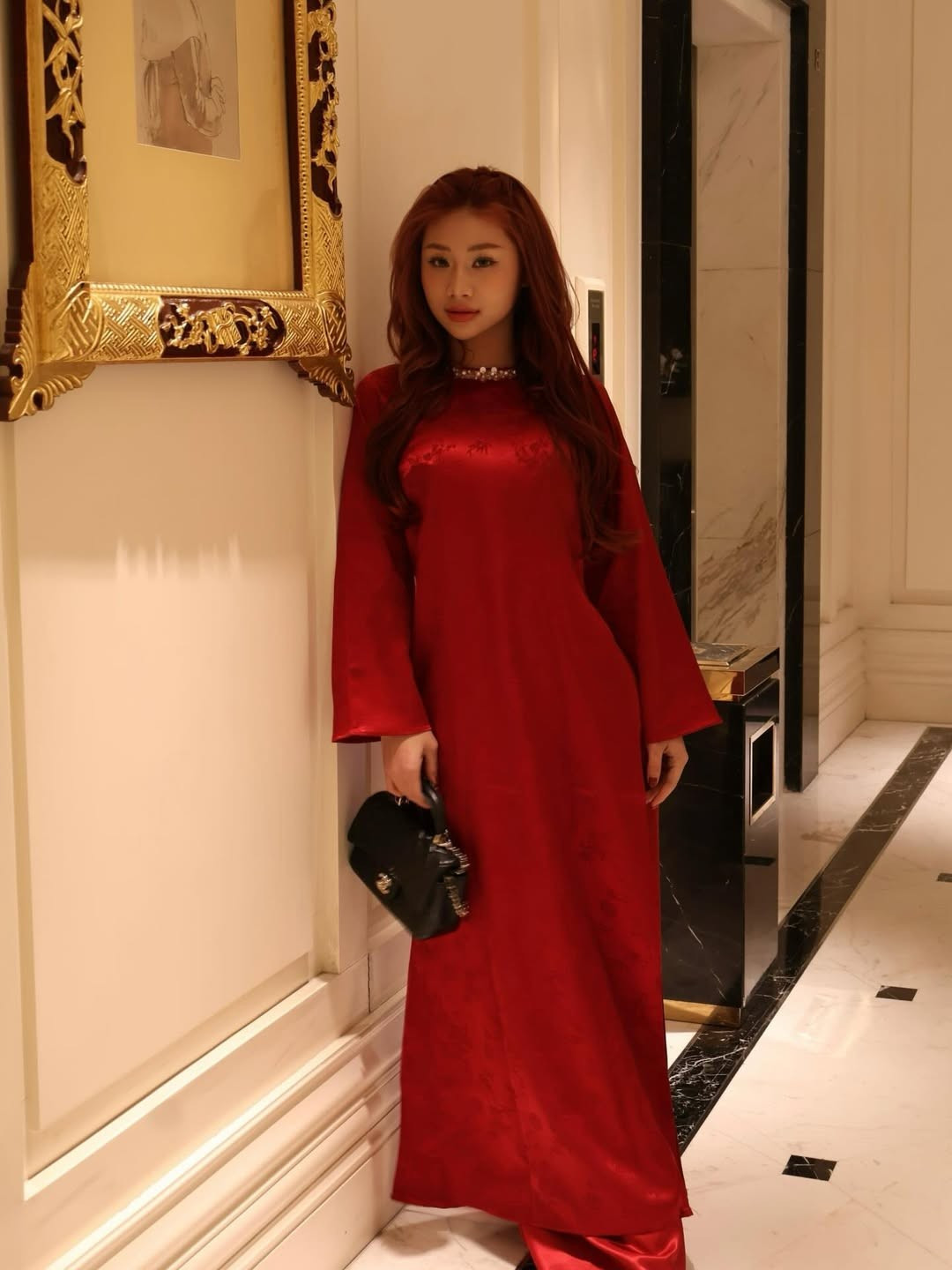 Kết hợp cùng mái tóc màu đỏ rực, cô nàng tạo nên một tổng thể vừa mang nét cổ điển, vừa có chút hiện đại, phá cách. (Ảnh: IGNV)
