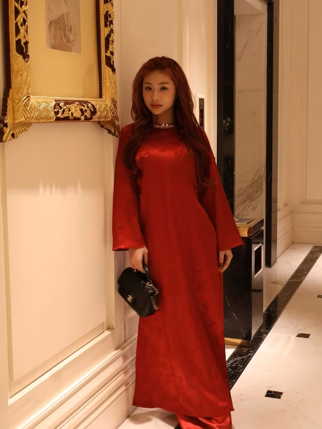 Kết hợp cùng mái tóc màu đỏ rực, cô nàng tạo nên một tổng thể vừa mang nét cổ điển, vừa có chút hiện đại, phá cách. (Ảnh: IGNV)