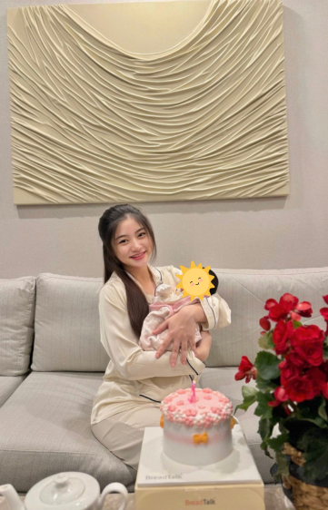 Mới đây, những khoảnh khắc hạnh phúc của gia đình Bống Nam Phương tại một bệnh viện quốc tế sang trọng nhanh chóng thu hút sự chú ý. (Ảnh: FBNV)