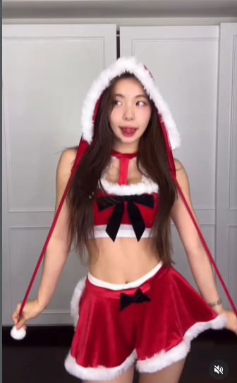 Mới đây, cô nàng đã chứng minh danh xưng "nữ thần" khi khoác lên mình những trang phục lấy cảm hứng từ lễ hội Noel, mang đến một không khí ấm áp nhưng không kém phần nóng bỏng.