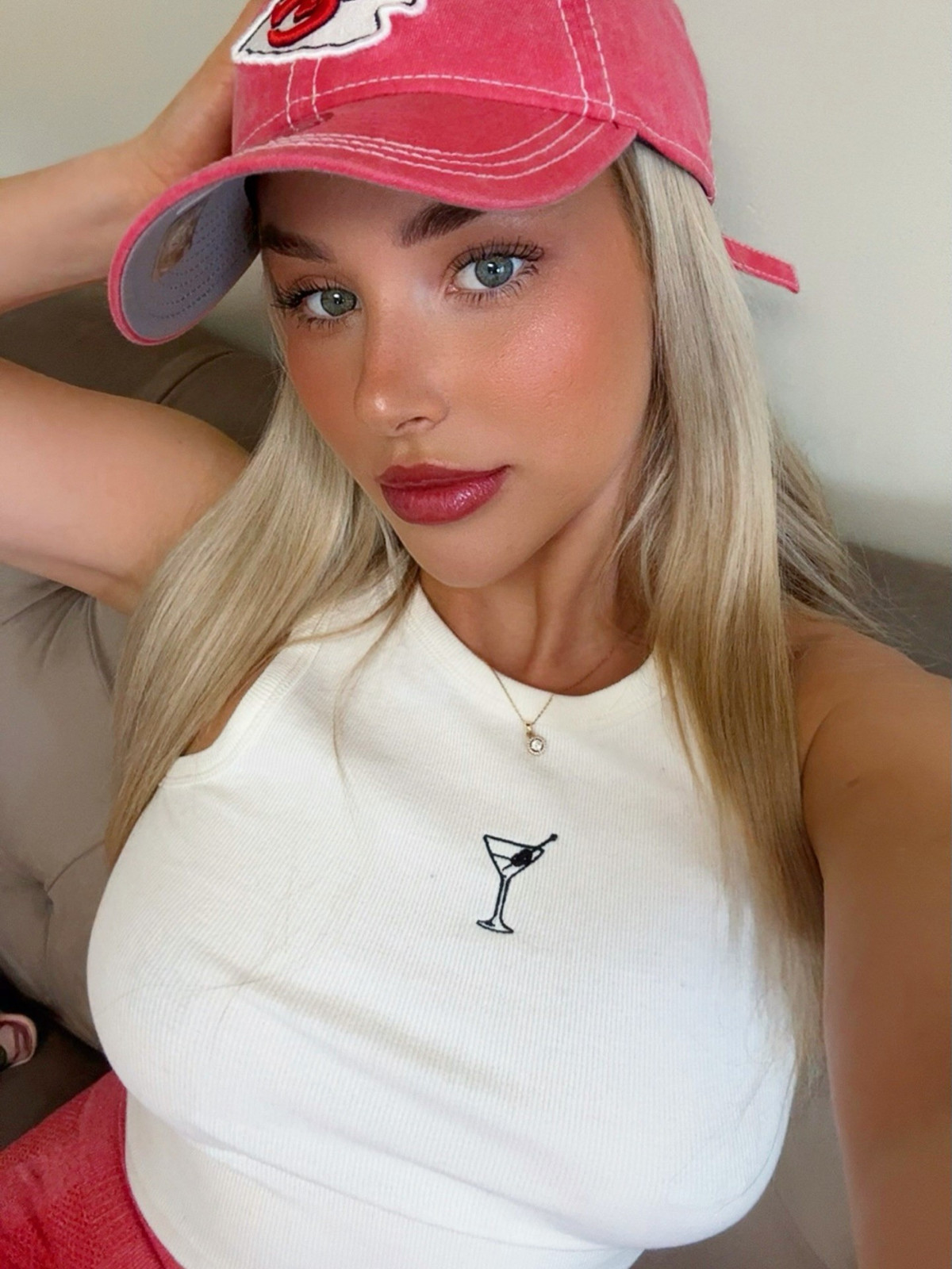 Không còn thi đấu quá nhiều, thế nhưng nữ cầu thủ Madelene Wright vẫn duy trì sức hút mạnh mẽ với cộng đồng mạng nhờ gu thời trang táo bạo, phong cách sống hiện đại và sự tự tin không ngại thể hiện bản thân.