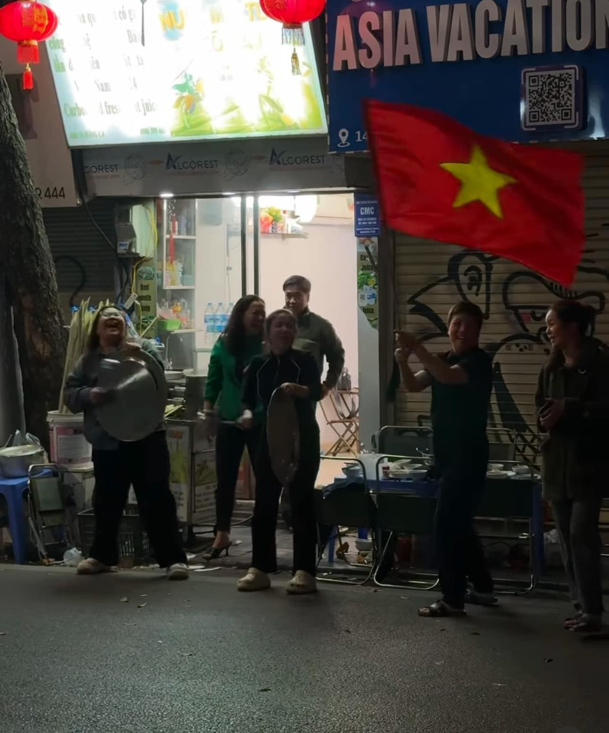 Trước của nhà, các bà, các mẹ cũng hòa chung không khí với người đi bão qua đường bằng những tiếng đập mâm thiếc rộn rã.